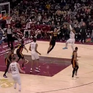 开云平台-米切尔遭遇贴防连续转身后仰中投命中，4中4得分已上双